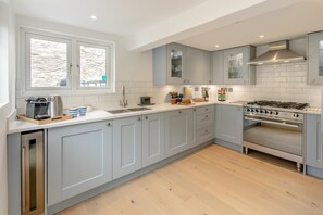 Microwave, oven, dishwasher, high chair - 4 Bed in Fowey (oc-chview) (Fowey)