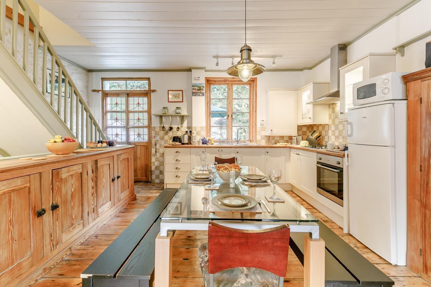 Micro-ondas, fogão, lava-louças, talheres/pratos/utensílios de cozinha