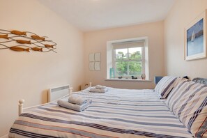 Iron/ironing board, free WiFi, bed sheets - 1 Bed in Fowey (oc-c30aps) (Fowey)