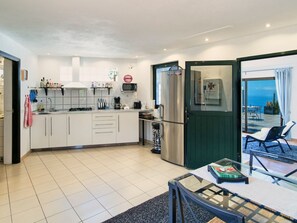 Refrigerador, microondas y utensilios de cocina 
