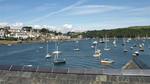 A harbor with numerous sailboats and a small airplane in the sky. - 2 Bed in Fowey (oc-ccgree) (Fowey)