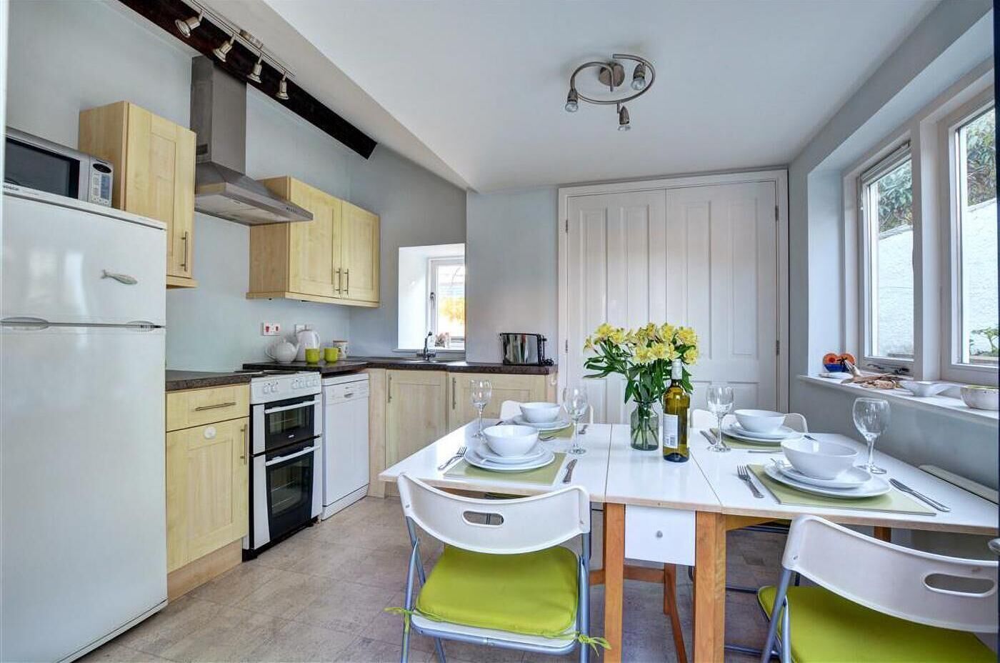 Micro-ondes, four, lave-vaisselle, chaise haute