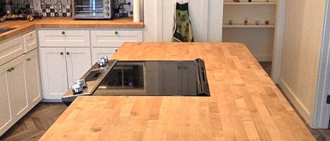 Een microgolfoven, een oven, een kookplaat, een vaatwasser