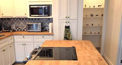 Retro Vibes-2 BR/2 Bath Cottage, Big Deck, Boat Parking, Beach Nearby, Dogs OK!