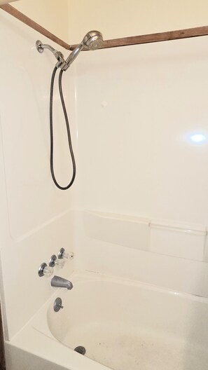 Douche, sèche-cheveux, serviettes fournies, savon