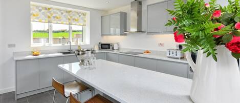 Mikrowelle, Ofen, Geschirrspüler, Hochstuhl