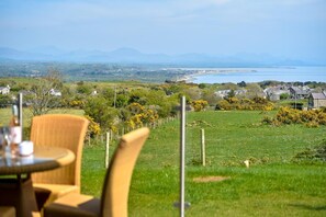 Outdoor dining - 5 Bed in Pwllheli (oc-dolwen) (Llanbedrog)