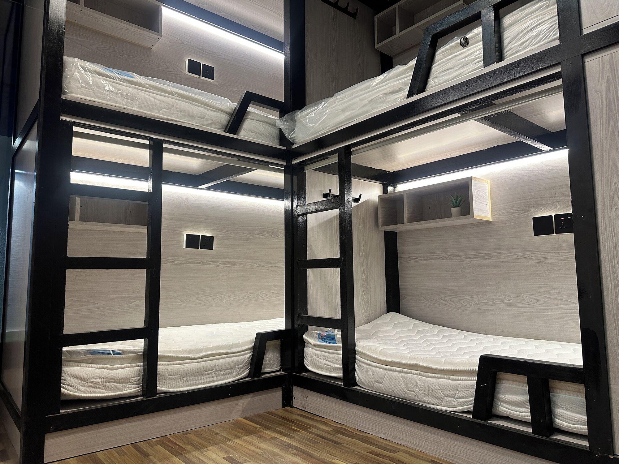 Dormitorio compartido, vista al patio | Escritorio y espacio para trabajar con laptop 