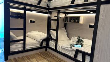 Escritorio y espacio para trabajar con laptop