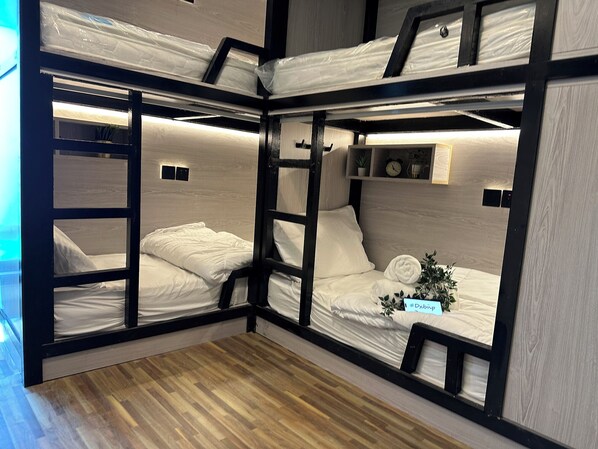 Dormitorio compartido, vista al patio | Escritorio y espacio para trabajar con laptop 