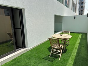 Dormitorio compartido, vista al patio | Terraza o patio
