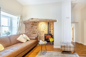 TV - 3 Bed in Pwllheli (oc-brynre) (Mynytho)