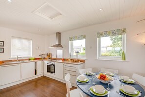 Microwave, oven, dishwasher, cookware/dishes/utensils - 3 Bed in Abersoch (oc-4ynysf) (Abersoch)