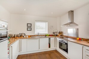 Microwave, oven, dishwasher, cookware/dishes/utensils - 3 Bed in Abersoch (oc-4ynysf) (Abersoch)