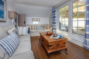 TV - 5 Bed in Pwllheli (oc-monaxx) (Abersoch)
