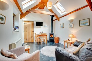 TV, fireplace - 1 Bed in Begelly (oc-pw526a) (Begelly)
