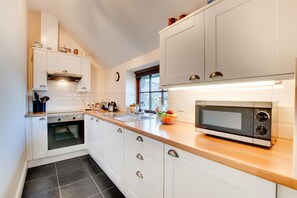 Microwave, oven, dishwasher, cookware/dishes/utensils - 1 Bed in Begelly (oc-pw526a) (Begelly)