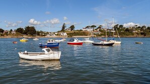 A calm harbor with various boats, including sailboats and motorboats, anchored in the water. - 4 Bed in Pwllheli (oc-tshipp) (Abersoch)
