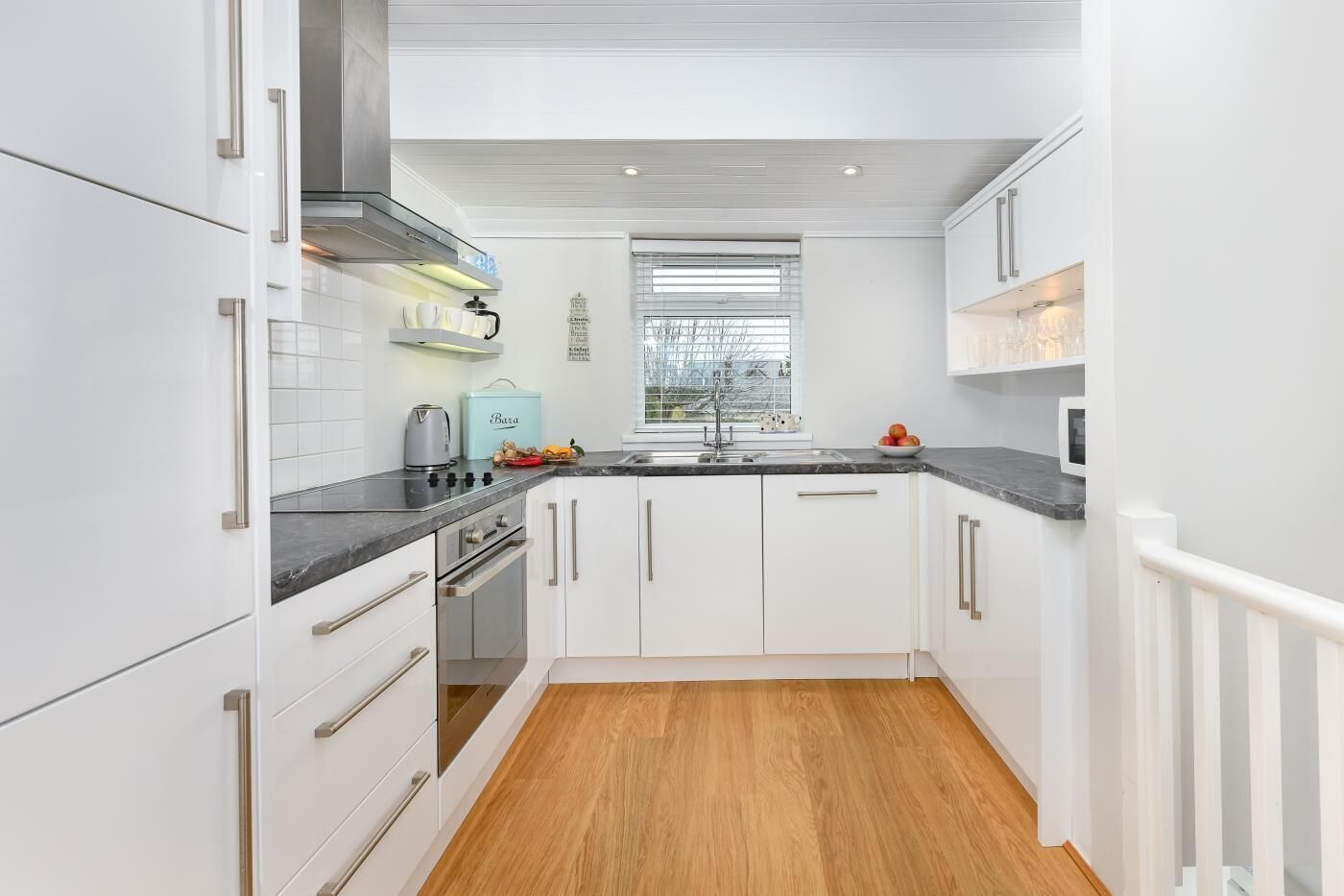 Micro-ondes, four, lave-vaisselle, chaise haute