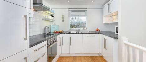 Micro-ondes, four, lave-vaisselle, chaise haute