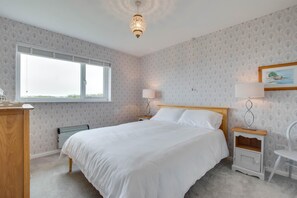 3 bedrooms, iron/ironing board, travel cot, free WiFi - 3 Bed in Pwllheli (oc-5ynysf) (Abersoch)