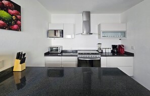 Fridge, microwave, oven, stovetop - Casa Yvi Chapalita Guadalajara (Guadalajara)