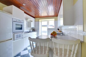 Microwave, oven, dishwasher, high chair - 2 Bed in Caernarfon (oc-wag359) (Caernarfon)