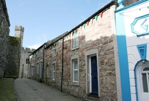 Exterior - 2 Bed in Caernarfon (oc-wag359) (Caernarfon)