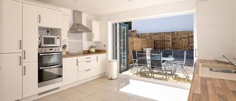 Microondas, horno, lavavajillas y trona infantil