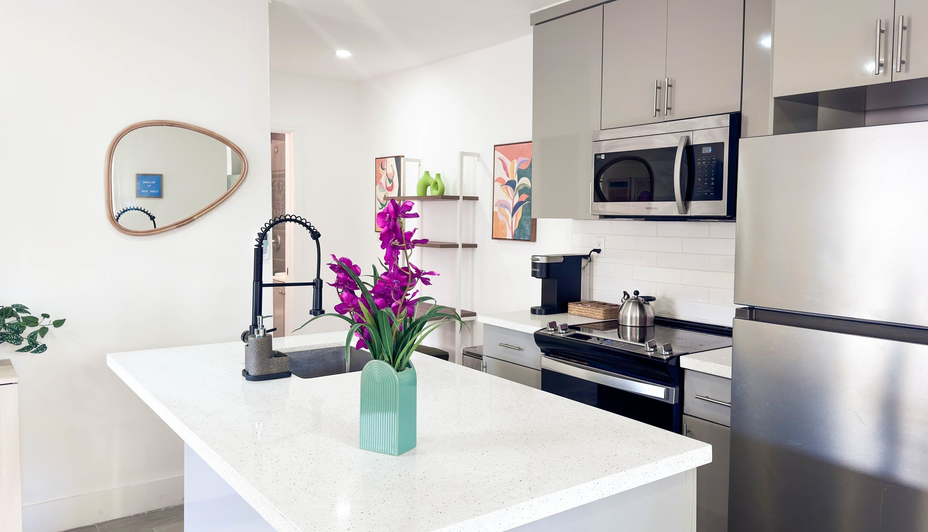 Een koelkast, een microgolfoven, een oven, een kookplaat