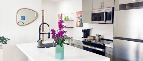 Refrigerador, microondas, horno y parrilla de estufa