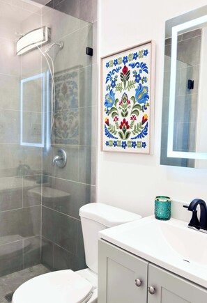 Shower, hair dryer, towels - Cloud Nine - Wilton Drive, Jacuzzi, Backyard (Wilton Manors)