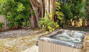 Outdoor spa tub - Cloud Nine - Wilton Drive, Jacuzzi, Backyard (Wilton Manors)