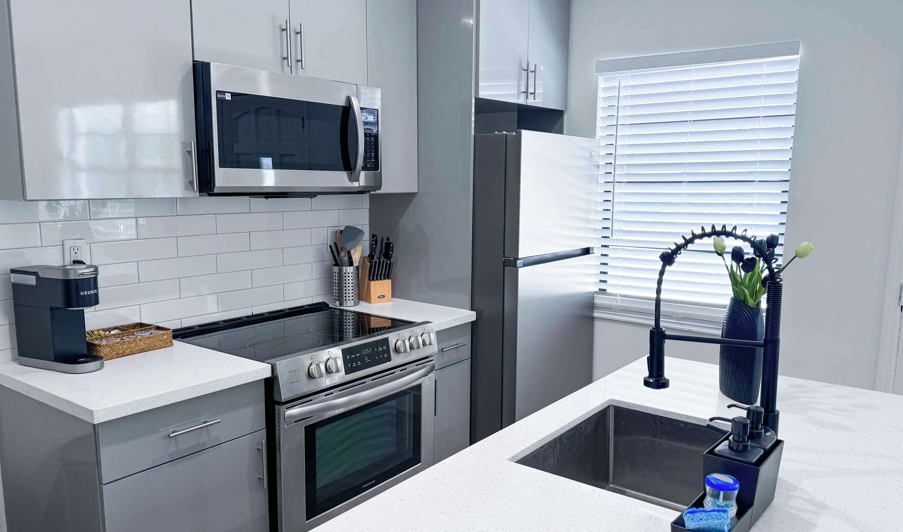 Een koelkast, een microgolfoven, een oven, een kookplaat