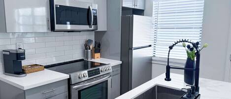 Refrigerador, microondas, horno y parrilla de estufa