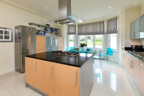 Microwave, oven, dishwasher, high chair - 5 Bed in Pwllheli (oc-1coedy) (Abersoch)