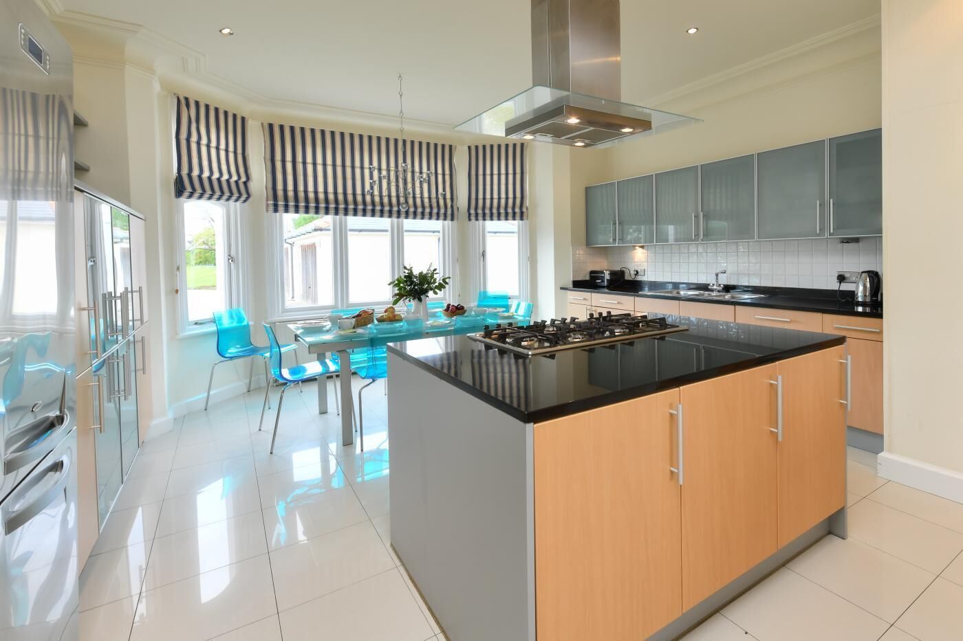 Micro-ondas, fogão, lava-louças, cadeirão de bebê