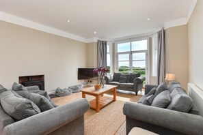 TV - 5 Bed in Pwllheli (oc-1coedy) (Abersoch)