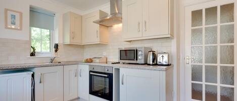 Micro-ondes, four, batterie de cuisine, vaisselle et ustensiles