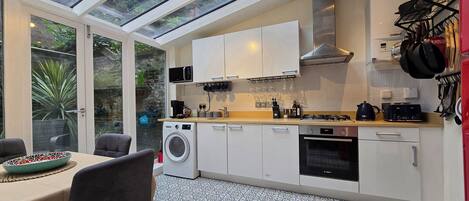 Geladeira, micro-ondas, fogão, cooktop