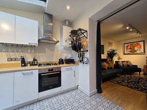 Fridge, microwave, oven, stovetop - New Stylish Garden Apartment • Heart of Bloomsbury • Near British Museum (London)