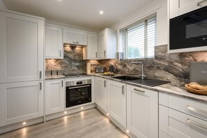Microwave, oven, dishwasher, highchair - 3 Bed in Pwllheli (oc-86caed) (Abersoch)