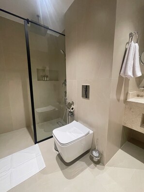 Deluxe Double Room | Bathroom | Separate bathtub and shower, free toiletries, hair dryer, towels