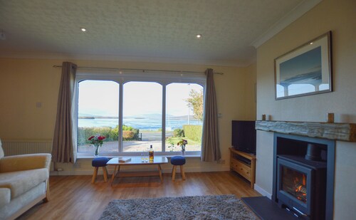 Seafront cottage with stunning panoramic sea views. Easy access to Oban.