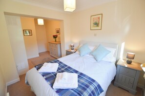 3 quartos, ferros/tábuas de passar roupa, berço de viagem