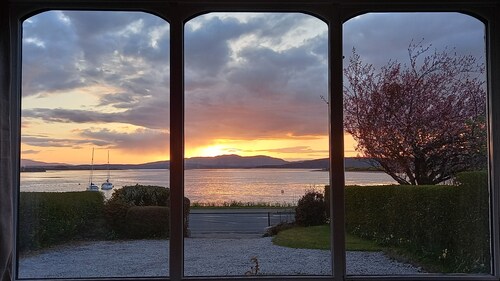 Seafront cottage with stunning panoramic sea views. Easy access to Oban.