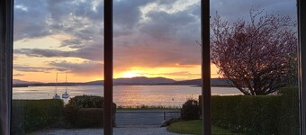 Seafront cottage with stunning panoramic sea views. Easy access to Oban.