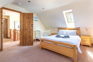 Bügeleisen/Bügelbrett, Reisekinderbett, kostenloses WLAN, Bettwäsche