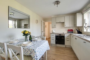 Microwave, oven, dishwasher, high chair - 2 Bed in Langham (oc-1539) (Langham)