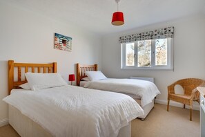 3 habitaciones, tabla de planchar con plancha y cuna de viaje 